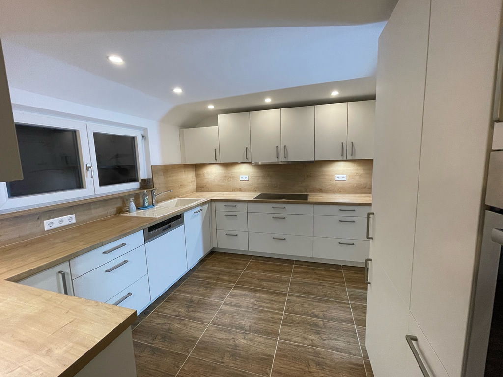 Zwei Geschäftsführer der Schwarzwaldbau GmbH im Schwarzwald – Symbol für Teamgeist, Vertrauen und regionale Verbundenheit