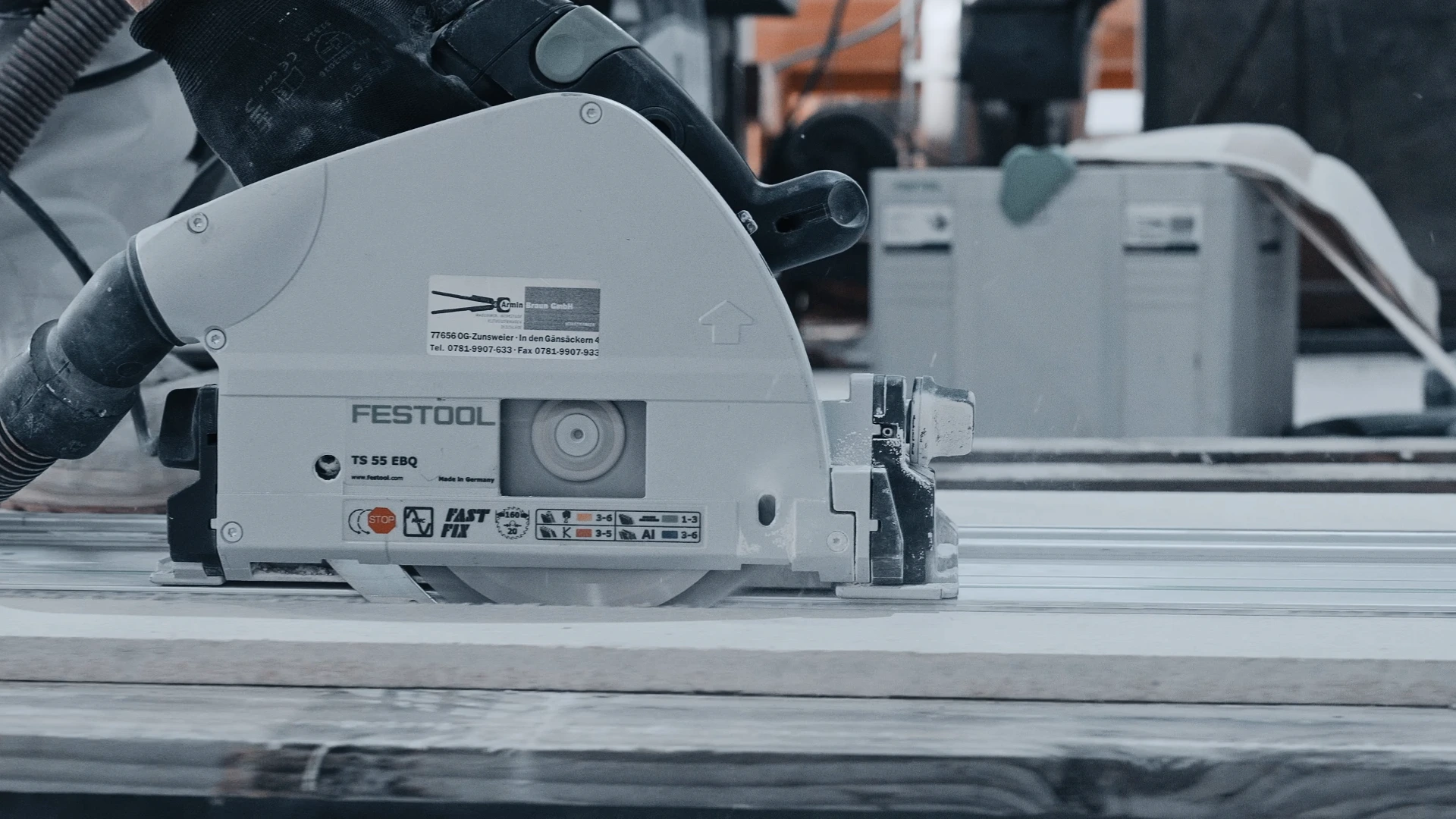 Handwerker der Schwarzwaldbau GmbH arbeitet mit einer Handkreissäge – präziser Zuschnitt von Holzplatten im Innenausbau in Offenburg