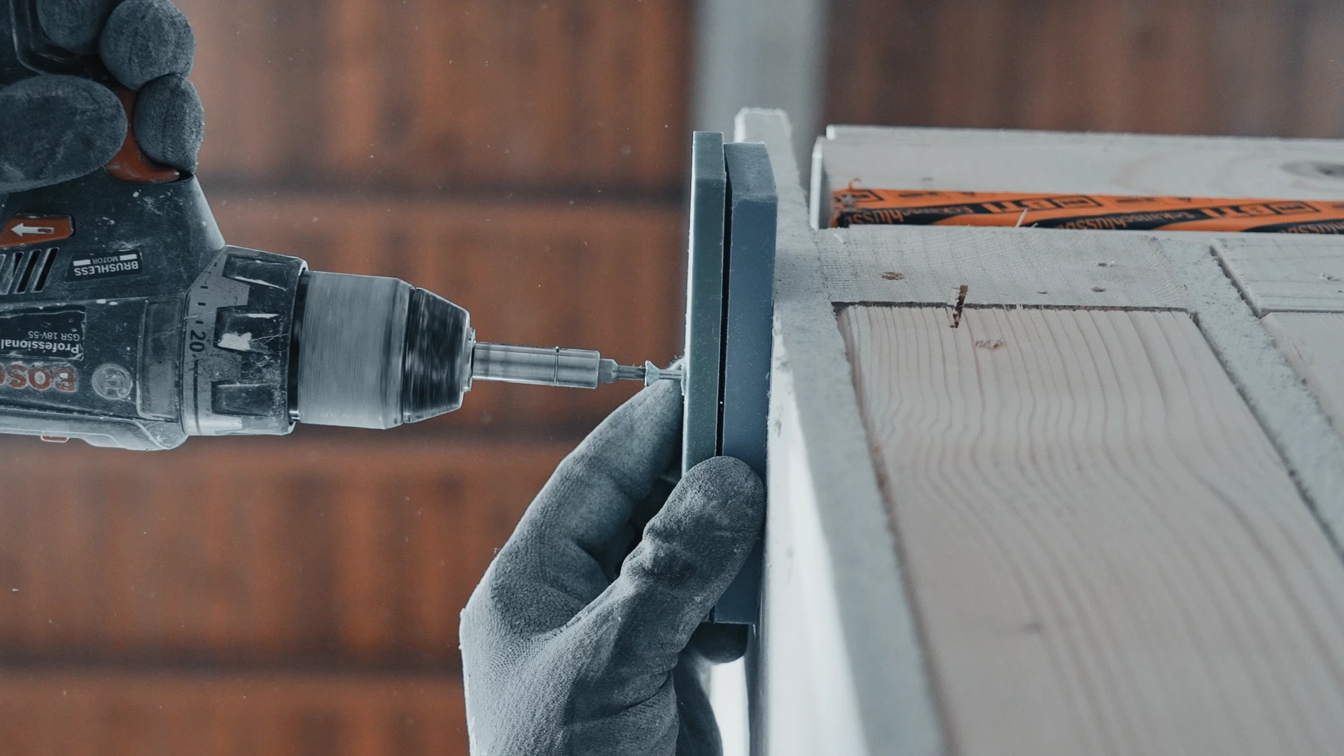 Handwerker der Schwarzwaldbau GmbH verschraubt Bauelemente mit Akkuschrauber – präzise Innenausbauarbeiten in Offenburg