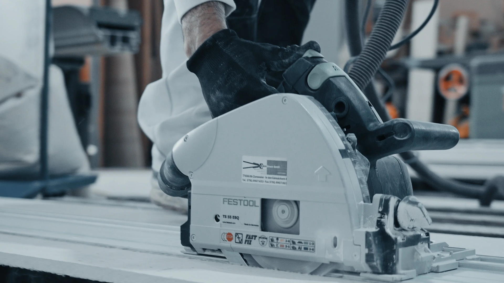 Handwerker schneidet Holzplatte mit Kreissäge in der Werkstatt – Schwarzwaldbau GmbH Offenburg
