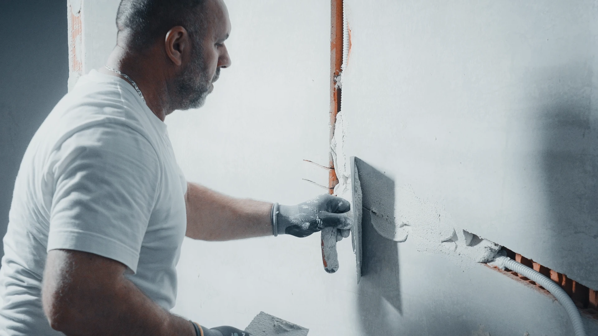 Handwerker der Schwarzwaldbau GmbH verputzt eine Innenwand in Offenburg – präzise Putzarbeiten im Innenausbau Schwarzwald