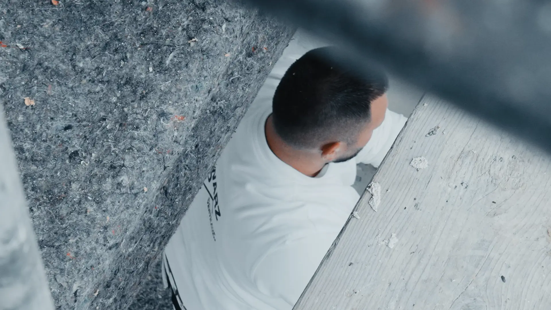 Handwerker der Schwarzwaldbau GmbH arbeitet an einer Gebäudefassade in Offenburg – energetische Sanierung und Fassadenmodernisierung im Schwarzwald