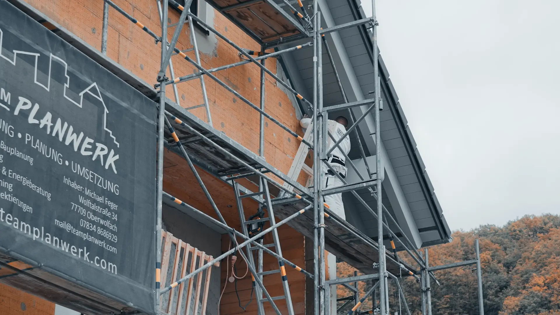 Baugerüst an einer Außenfassade mit Handwerkern der Schwarzwaldbau GmbH in Offenburg – Fassadensanierung und Bauarbeiten im Schwarzwald