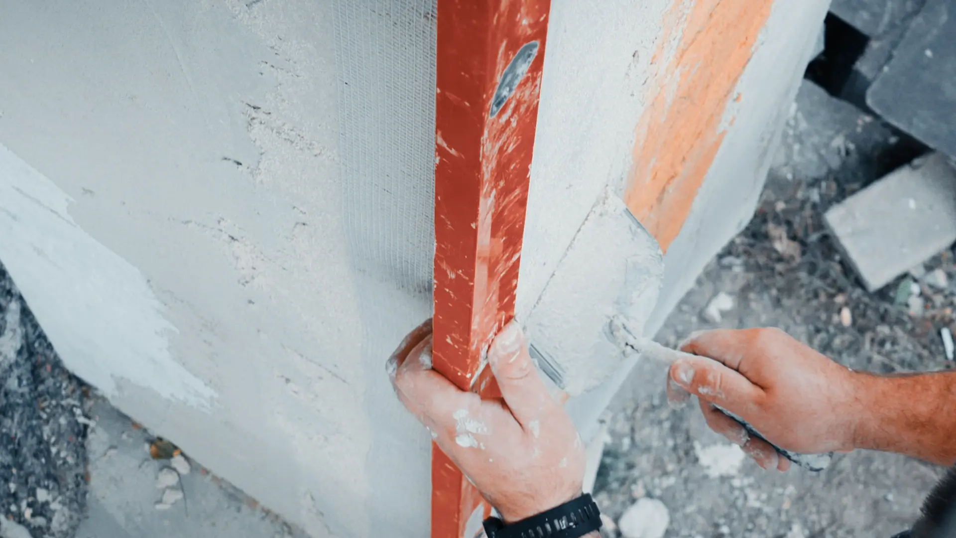 Handwerker der Schwarzwaldbau GmbH führt Spachtelarbeiten an einer Wand in Offenburg durch – präzise Oberflächenbearbeitung für Sanierungs- und Innenausbauarbeiten