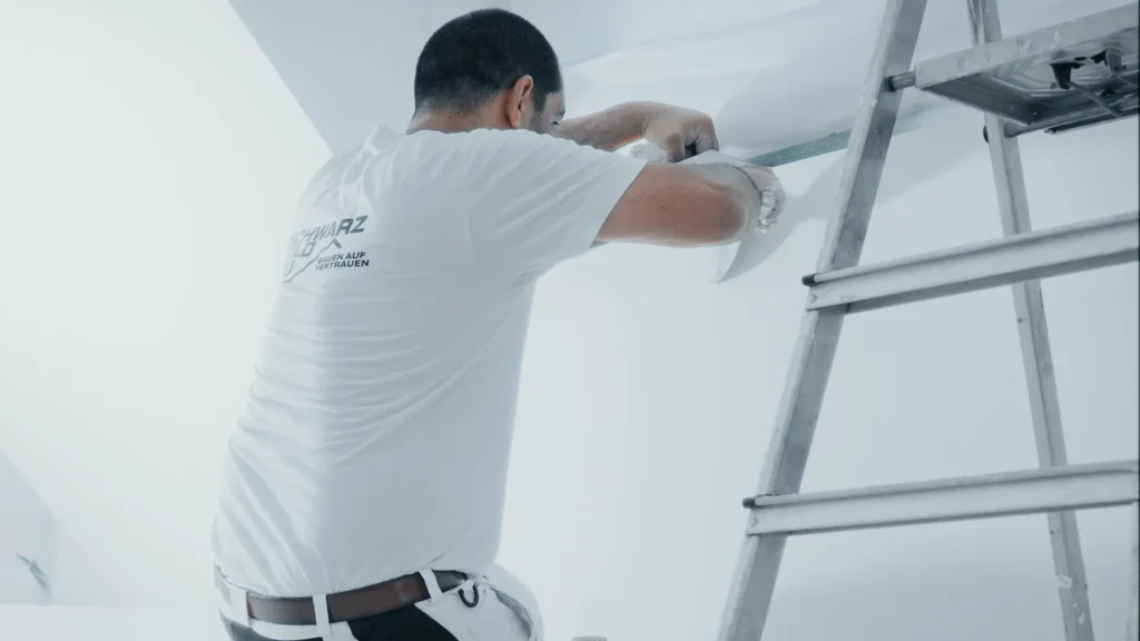 Montage von Gipskartonplatten an einer Decke im Trockenbau