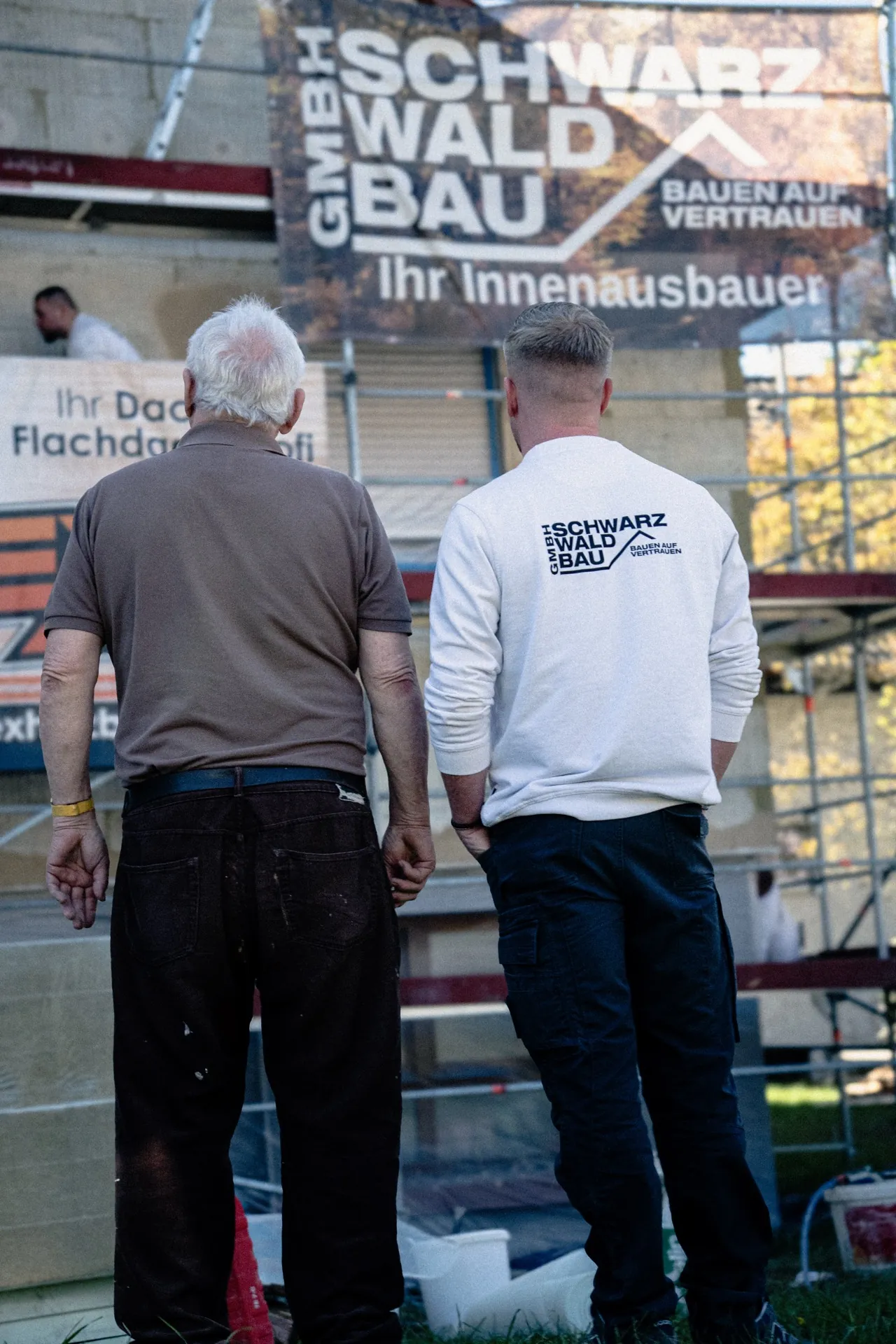 Baugerüst mit Banner „Ihr Innenausbauer“ an einer Hausfassade